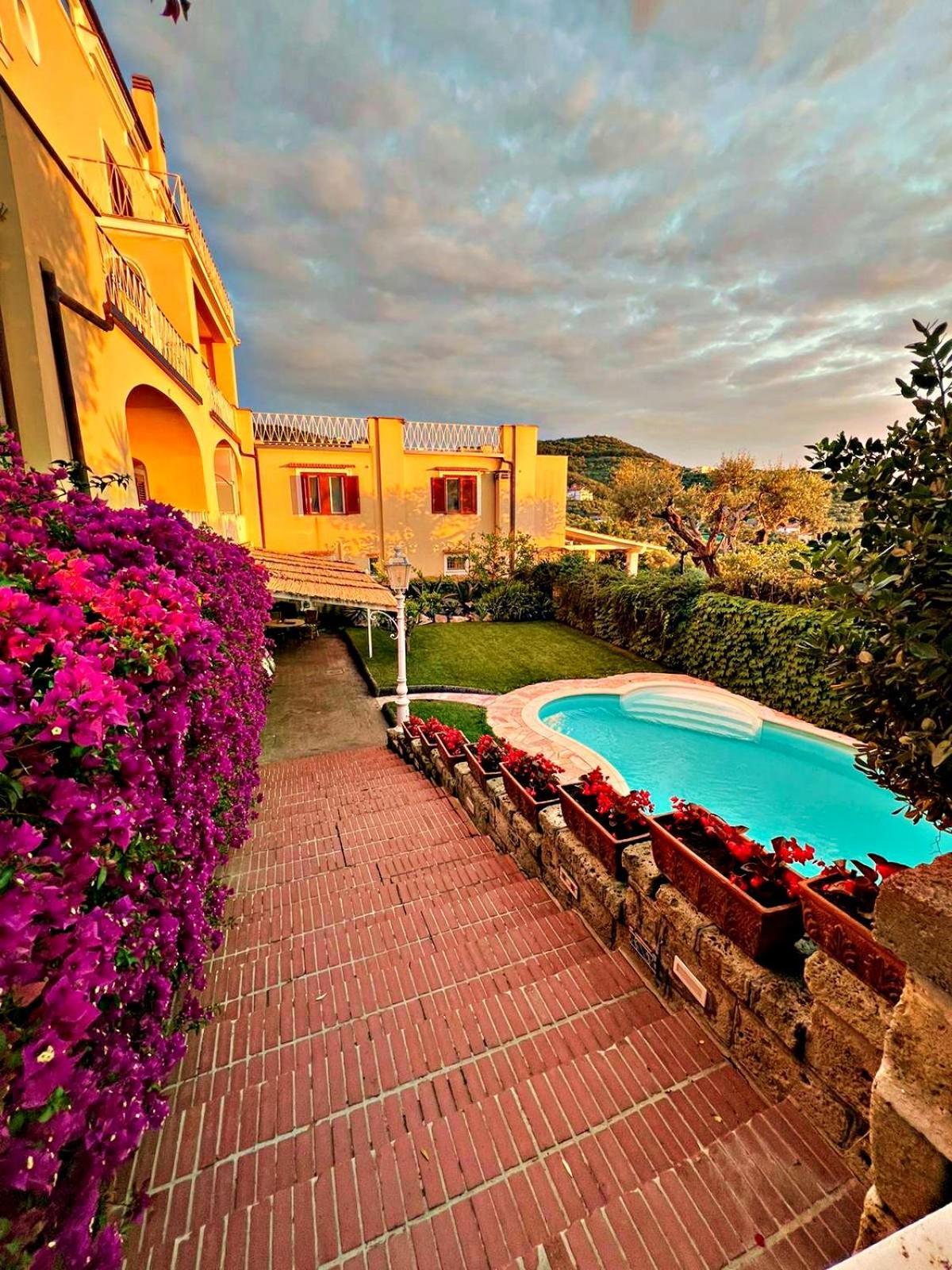 Villa Vie En Rose Sorrento Exterior photo